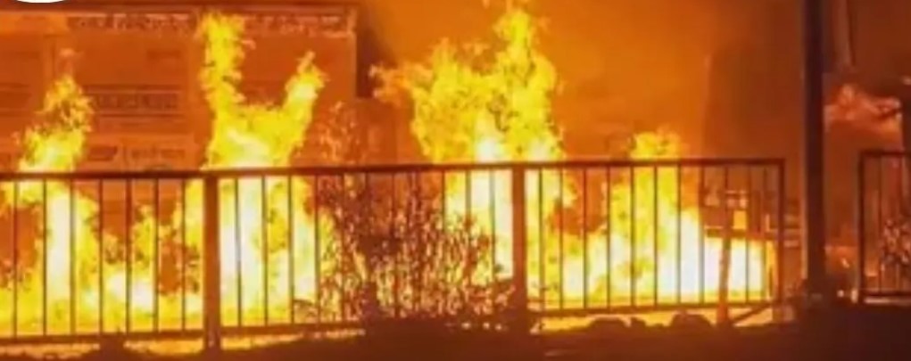 ഇവി കാര്‍ ചാര്‍ജിംഗ് പോയിന്റില്‍ ഷോര്‍ട്ട് സര്‍ക്യൂട്ട്, ഗ്യാസ് സിലണ്ടറുകളിലേക്ക് തീപടര്‍ന്ന് എട്ടു മരണം, സംഭവം മധ്യപ്രദേശിലെ ഇന്‍ഡോറില്‍