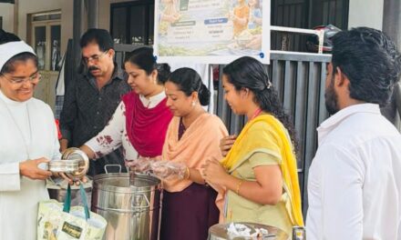 കടൽയാത്രയുമായി ,വനിതാദിനം ആഘോഷിച്ച് വനിത മാധ്യമപ്രവർത്തകർ; നിയമ വിദ്യാർത്ഥികൾ കുട്ടികളുടെ ആശുപത്രിയിൽ ഭക്ഷണം വിളമ്പി