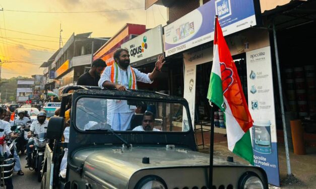 റോഡ് ഷോയോടെ ചാണ്ടിഉമ്മന്റെ പ്രചാരണ തുടക്കം