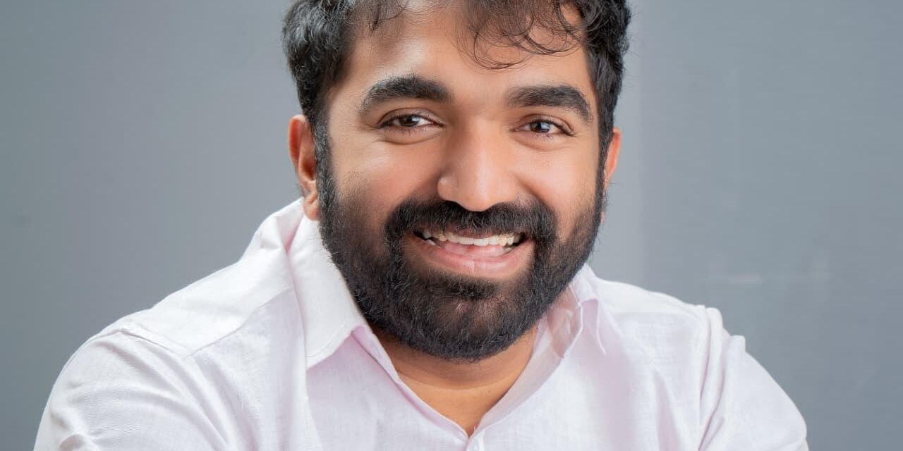 ഫ്‌ളക്‌സ് ബോര്‍ഡും ബാനറു ഒഴിവാക്കി ചാണ്ടി ഉമ്മന്റെ വേറിട്ട തെരഞ്ഞെടുപ്പ് പ്രചാരണം 