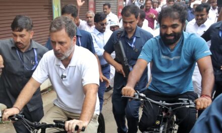 സൈക്കിള്‍ റോഡ് ഷോ നടത്തി രാഹുല്‍ ഗാന്ധിയും ചാണ്ടി ഉമ്മനും. കോട്ടയത്ത് ആവേശമായി രാഹുല്‍