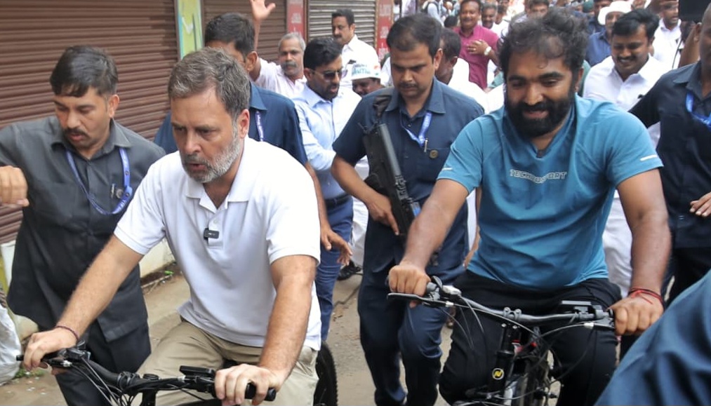 സൈക്കിള്‍ റോഡ് ഷോ നടത്തി രാഹുല്‍ ഗാന്ധിയും ചാണ്ടി ഉമ്മനും. കോട്ടയത്ത് ആവേശമായി രാഹുല്‍