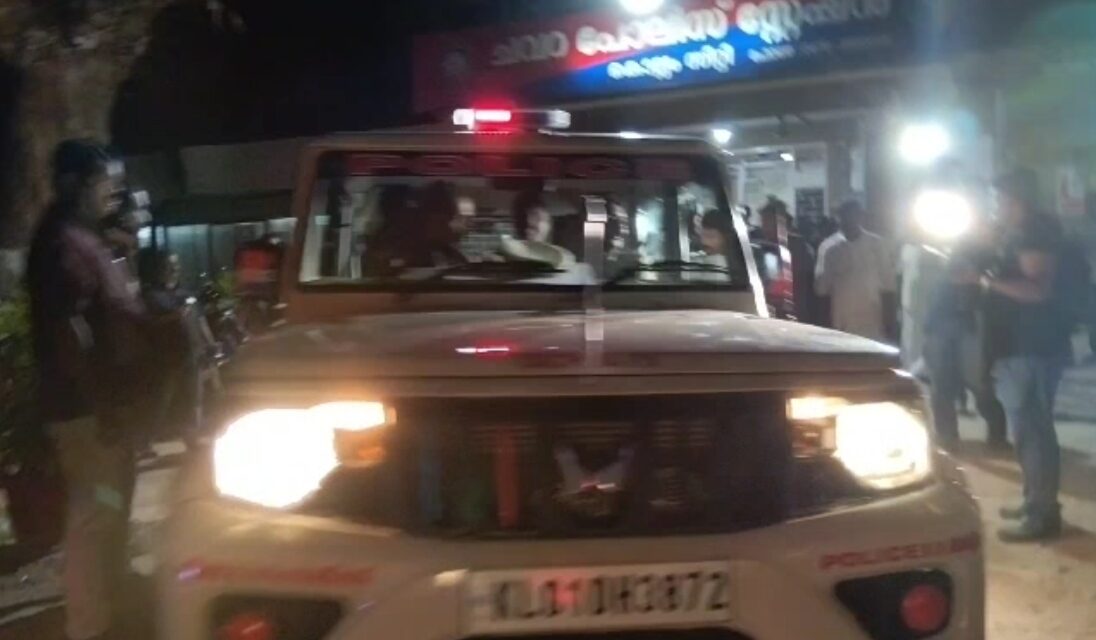 മുണ്ടക്കയത്ത് കുടുങ്ങിയ പ്രതികളെ നാട്ടുകാരുടെ സഹായത്തോടെ പോലീസ് പിടികൂടി, പ്രതികളെ ചവറ പോലീസ് സ്റ്റേഷനിൽ എത്തിച്ചപ്പോൾ (വീഡിയോ)