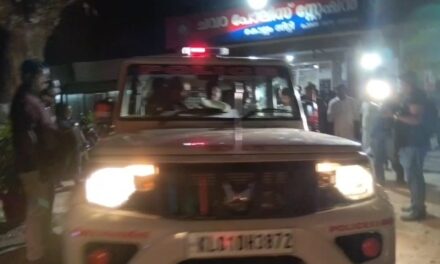 മുണ്ടക്കയത്ത് കുടുങ്ങിയ പ്രതികളെ നാട്ടുകാരുടെ സഹായത്തോടെ പോലീസ് പിടികൂടി, പ്രതികളെ ചവറ പോലീസ് സ്റ്റേഷനിൽ എത്തിച്ചപ്പോൾ (വീഡിയോ)