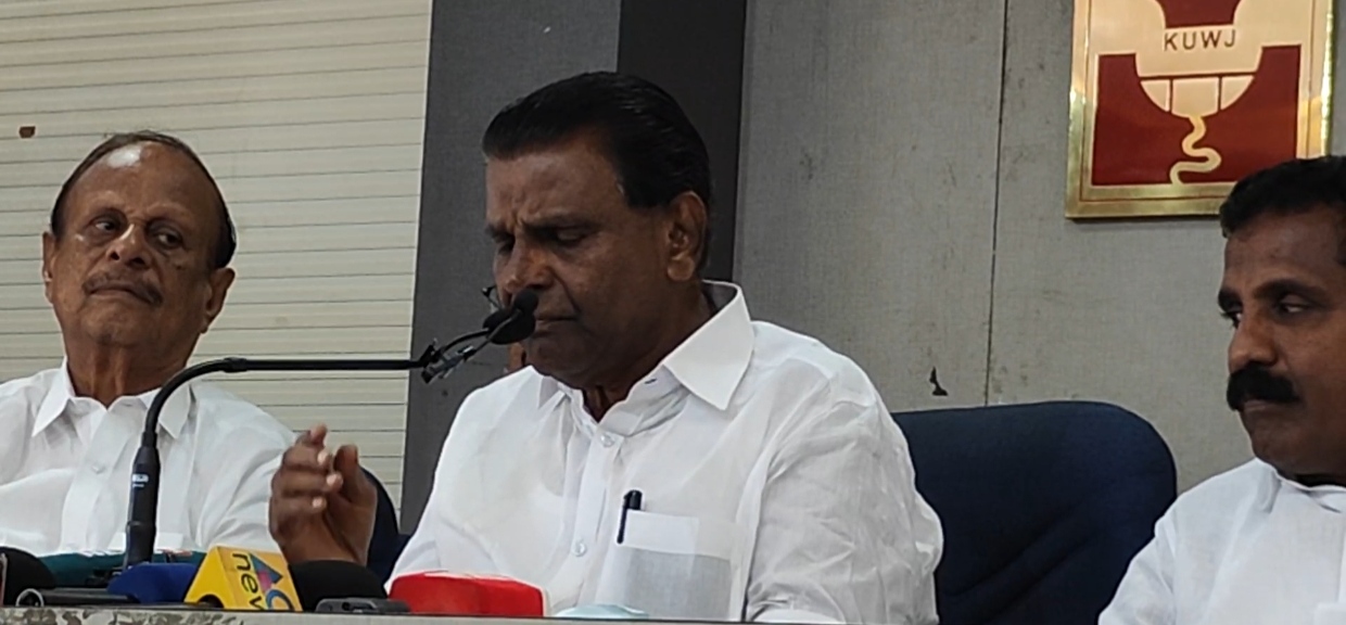 കുറ്റപത്രം വൈകിച്ച ശബരിമല സ്വർണ്ണ കേസ് അന്വേഷണ ഉദ്യോഗസ്ഥനെ പിരിച്ചുവിടണമെന്ന് തിരുവഞ്ചൂർ രാധാകൃഷ്ണൻ എംഎൽഎ