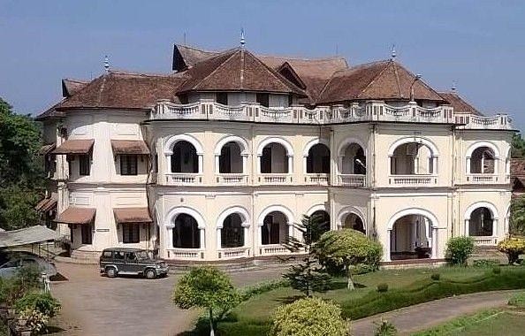 കവടിയാര്‍ കൊട്ടാരത്തില്‍ മോഷണം, അമൂല്യ ആഭരണങ്ങള്‍ നഷ്ടപ്പെട്ടതായി സൂചന, പോലീസ് അന്വേഷണം തുടങ്ങി. പ്രതികരിക്കാതെ കൊട്ടാരം