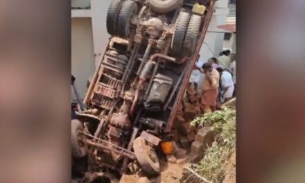 ഇരിക്കൂറിൽ നിയന്ത്രണം വിട്ട ചെങ്കൽ ലോറി പള്ളി കെട്ടിടത്തിലേക്ക് മറിഞ്ഞു.