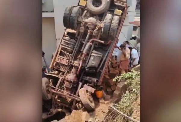ഇരിക്കൂറിൽ നിയന്ത്രണം വിട്ട ചെങ്കൽ ലോറി പള്ളി കെട്ടിടത്തിലേക്ക് മറിഞ്ഞു.