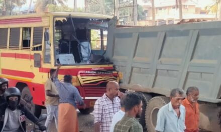 കെഎസ്ആർടിസി ബസ് ടോറസ് ലോറിയിലേക്ക് ഇടിച്ചു കയറി; 23 പേർക്ക് പരുക്ക്