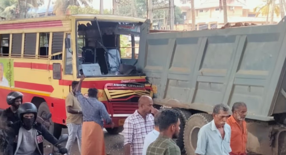 കെഎസ്ആർടിസി ബസ് ടോറസ് ലോറിയിലേക്ക് ഇടിച്ചു കയറി; 23 പേർക്ക് പരുക്ക്
