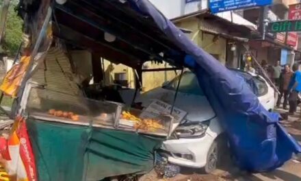 കോട്ടയത്ത് കാറ് തട്ടുകടയിലേക്ക് ഇടിച്ചു കയറി അപകടം