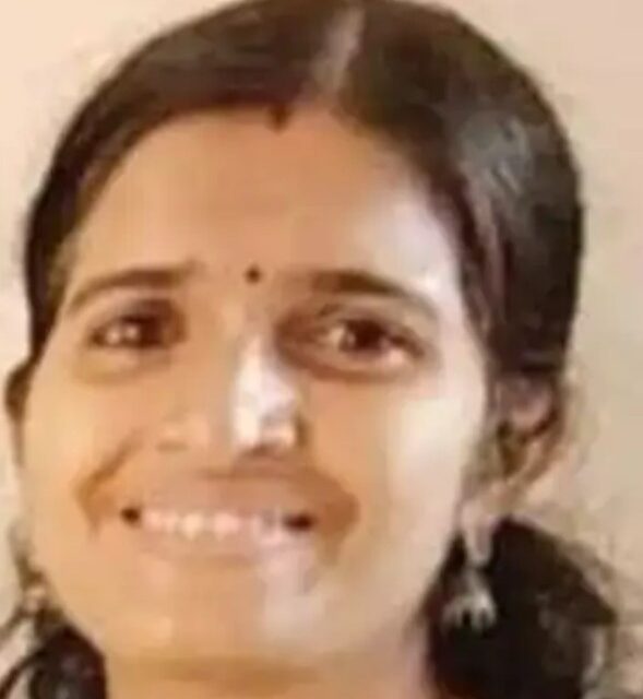 മട്ടന്നൂരിൽ ദാരുണ അപകടം; ബൈക്കിൽ ബസിടിച്ച് അധ്യാപിക മരിച്ചു, ഭർത്താവിന് ഗുരുതര പരിക്ക്