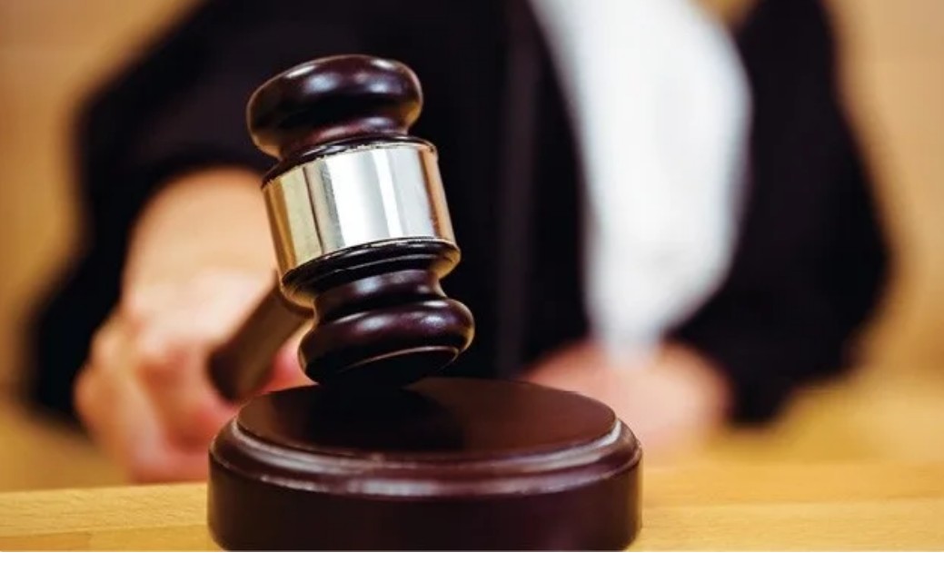 വിവാഹിതരായവർ വിവാഹമോചനം നേടാതെ ‘ലിവ് ഇൻ റിലേഷൻഷിപ്പ്’ നടത്തുന്നത് നിയമപരമായി തെറ്റ് – അലഹബാദ് ഹൈക്കോടതി