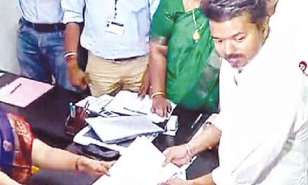 ഇലക്ഷന്‍ ചട്ടം ലംഘിച്ചതിന് വിജയ്‌ക്കെതിരെ അഞ്ചു കേസ്. ഡിഎംകെയ്‌ക്കെതിരെ ആയിരം കോടിയുടെ അഴിമതി ഉന്നയിച്ച് വിജയ്