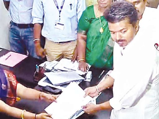 ഇലക്ഷന്‍ ചട്ടം ലംഘിച്ചതിന് വിജയ്‌ക്കെതിരെ അഞ്ചു കേസ്. ഡിഎംകെയ്‌ക്കെതിരെ ആയിരം കോടിയുടെ അഴിമതി ഉന്നയിച്ച് വിജയ്