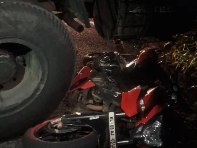 തലയോലപ്പറമ്പില്‍ ബൈക്ക് റോഡില്‍ തെന്നി ലോറിക്കടിയിലേക്ക് ഇടിച്ചു കയറി. രണ്ടു യുവാക്കള്‍ മരിച്ചു