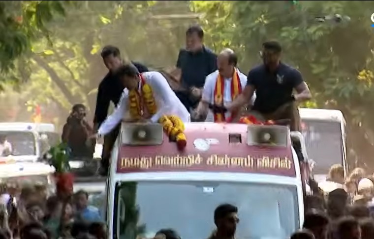 ഒരുവാക്കുപോലും ഉരിയാടാതെ വിജയ്, ഒന്നു കാണാന്‍ ആയിരങ്ങള്‍, ചെന്നൈയിലും സൂപ്പര്‍ സ്റ്റാറിന്റെ റോഡ് ഷോ ഹിറ്റ്