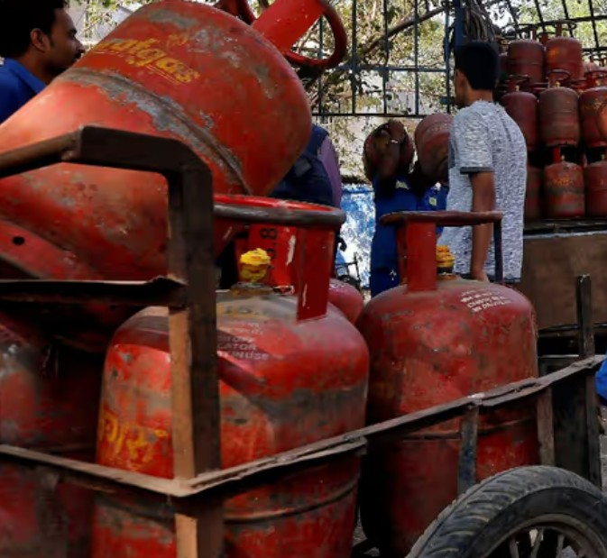 വീണ്ടും വില കൂട്ടി; വാണിജ്യ എൽപിജി സിലിണ്ടർ വിലയിൽ വൻ വർദ്ധനവ്; 195.5 രൂപ കൂട്ടി