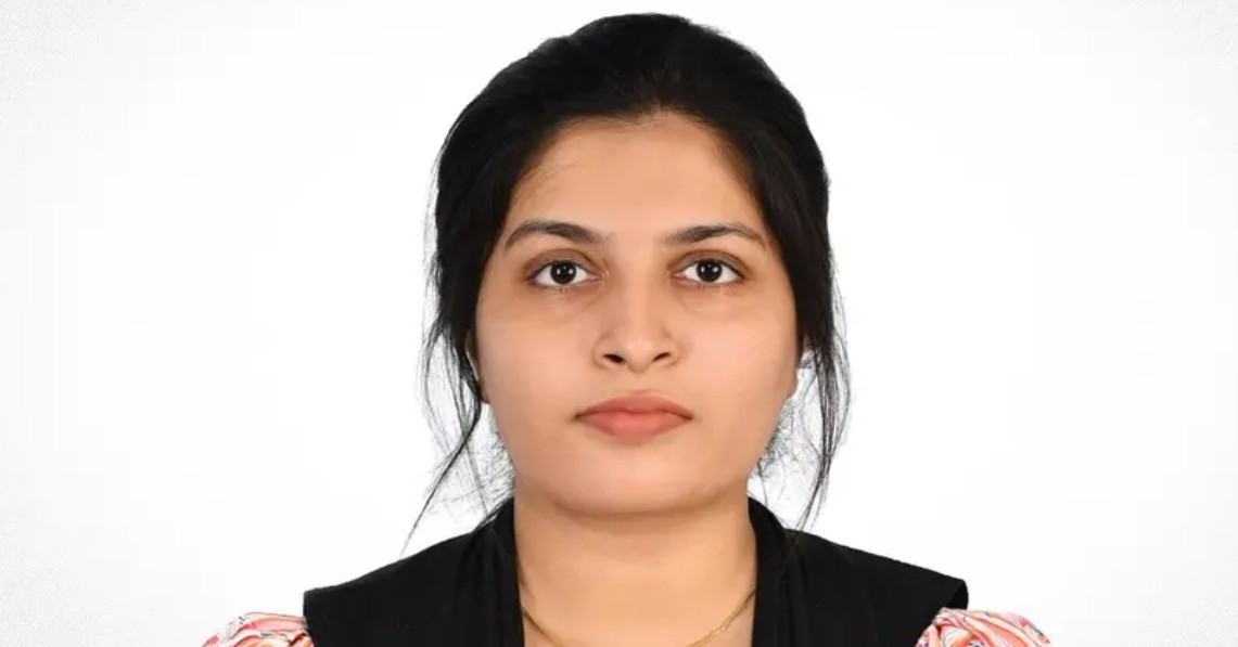 ലിഫ്റ്റ് ചോദിച്ച് ബൈക്കിൽ കയറി, ലോറിയിടിച്ച് അപകടം; റോഡിൽ തലയിടിച്ച് വീണ് 23 കാരിക്ക് ദാരുണാന്ത്യം