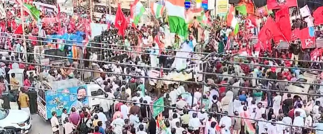 കിരീടം വെച്ചും ക്രെയിനിലേറിയും സ്ഥാനാർഥികൾ, ആവേശ കടലായി കൊട്ടിക്കലാശം; ഇനി നിശബ്ദപ്രചാരണം