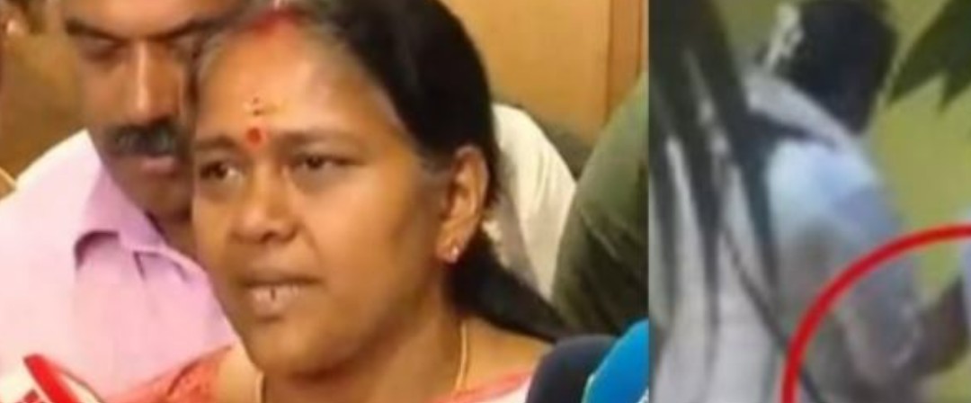 ‘പാലക്കാട് ബിജെപിക്ക് വോട്ട് ചെയ്യാൻ പണവും സാരിയും’; ചിത്രങ്ങൾ പുറത്ത്; ശോഭ സുരേന്ദ്രനെതിരെ ഗുരുതര ആരോപണവുമായി പരാതി നൽകി കോൺഗ്രസ്