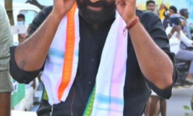 ഉമ്മൻചാണ്ടിയെ വേട്ടയാടി : പ്രതിഷേധ കറുപ്പണിഞ്ഞ് ചാണ്ടി ഉമ്മൻ