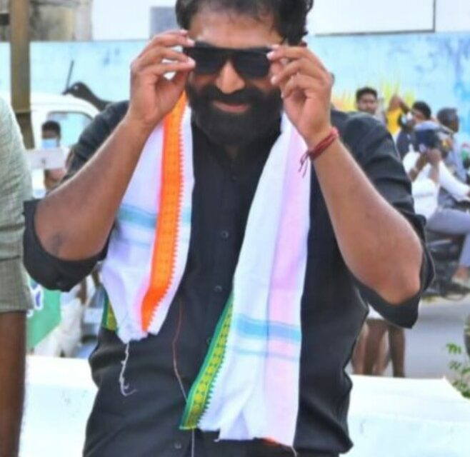 ഉമ്മൻചാണ്ടിയെ വേട്ടയാടി : പ്രതിഷേധ കറുപ്പണിഞ്ഞ് ചാണ്ടി ഉമ്മൻ