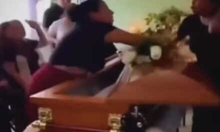 മരിച്ചവന്‍ വരെ എഴുന്നേറ്റ് ഓടിയേനെ!  ഒരേസമയം യുവാവ് പ്രണയിച്ചത് രണ്ടുപേരെ, പരസ്പരം അറിഞ്ഞതോടെ ശവപ്പെട്ടിയ്ക്കു മുന്നിൽ തമ്മിലടിച്ച് കാമുകിമാർ : എന്തുചെയ്യണമെന്ന് അറിയാതെ ബന്ധുക്കളും സുഹൃത്തുക്കളും