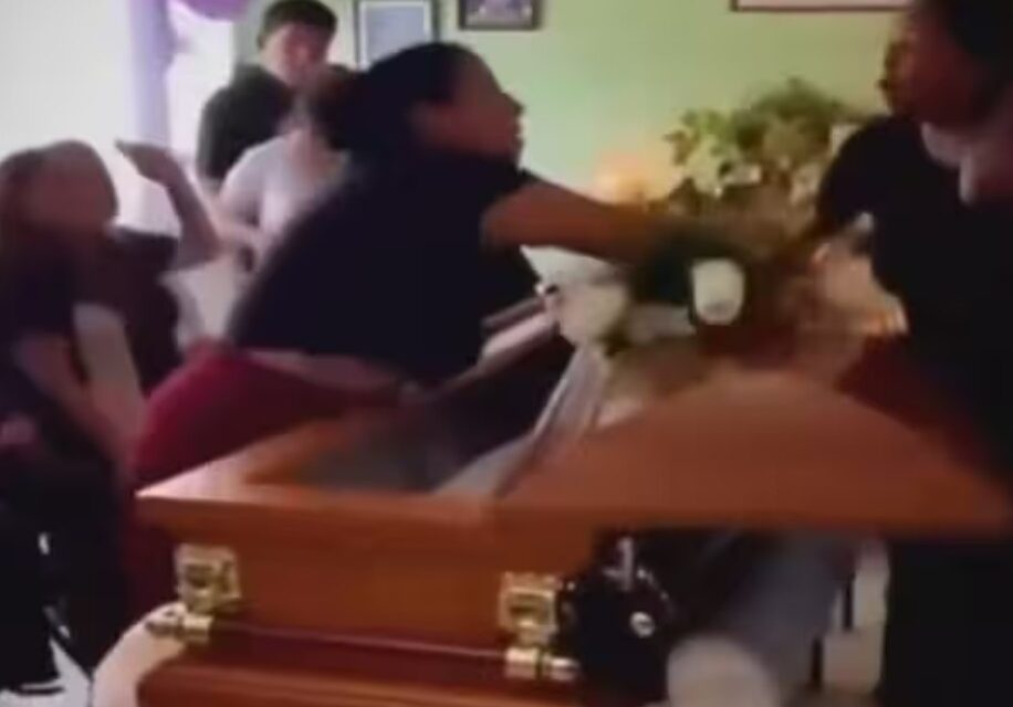 മരിച്ചവന്‍ വരെ എഴുന്നേറ്റ് ഓടിയേനെ!  ഒരേസമയം യുവാവ് പ്രണയിച്ചത് രണ്ടുപേരെ, പരസ്പരം അറിഞ്ഞതോടെ ശവപ്പെട്ടിയ്ക്കു മുന്നിൽ തമ്മിലടിച്ച് കാമുകിമാർ : എന്തുചെയ്യണമെന്ന് അറിയാതെ ബന്ധുക്കളും സുഹൃത്തുക്കളും