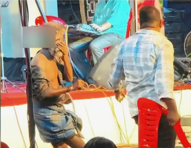 കൊല്ലത്ത് ഉത്സവത്തിനിടെ ഗാനമേളയ്ക്ക് നൃത്തം ചെയ്ത വയോധികനെ കസേര കൊണ്ട് അടിച്ചുവീഴ്ത്തി : താന്‍ കേസ് കൊടുക്കാനില്ലെന്നും  കേസ് കൊടുത്താൽ  ജീവന്‍ തന്നെ നഷ്ടപ്പെടാമെന്നും ബാലചന്ദ്രന്‍ : ദൃശ്യം പ്രചരിച്ചതോടെ വ്യാപക വിമർശനം