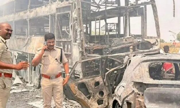 ഷോരാപൂരിൽ കാർ ബസുമായി കൂട്ടിയിടിച്ച് കത്തി ഒരു കുടുംബത്തിലെ ആറു പേർ വെന്തുമരിച്ചു