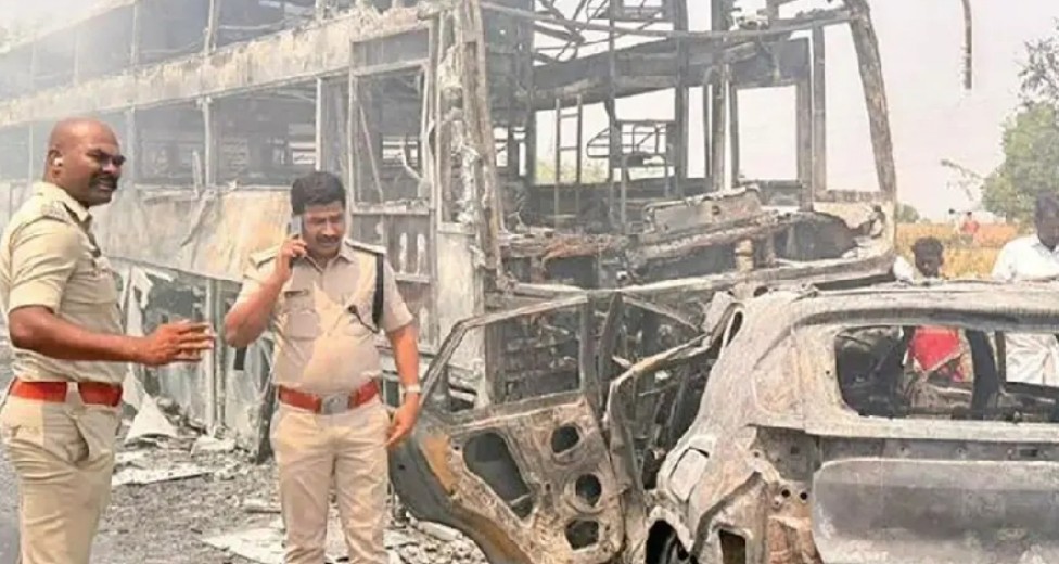 ഷോരാപൂരിൽ കാർ ബസുമായി കൂട്ടിയിടിച്ച് കത്തി ഒരു കുടുംബത്തിലെ ആറു പേർ വെന്തുമരിച്ചു