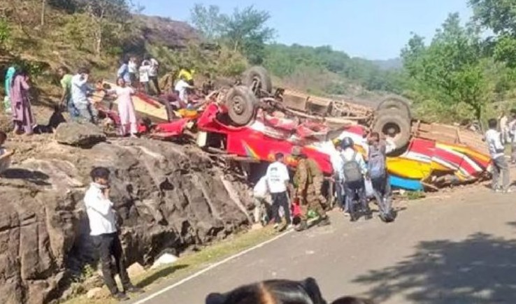 ജമ്മു കശ്മീരിൽ ബസ് കൊക്കയിലേക്ക് മറിഞ്ഞ് അപകടം, 15 മരണം
