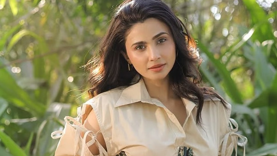 ‘പെൺകുട്ടികളെ ഓരോരുത്തരെയായി അകത്തേക്ക് വിളിച്ചു, എന്നെ അയാൾ മോശമായി സ്പർശിച്ചു’; തെന്നിന്ത്യൻ സംവിധായകനിൽ നിന്നുണ്ടായ ദുരനുഭവത്തെക്കുറിച്ച് നടി ഡെയ്സി ഷാ