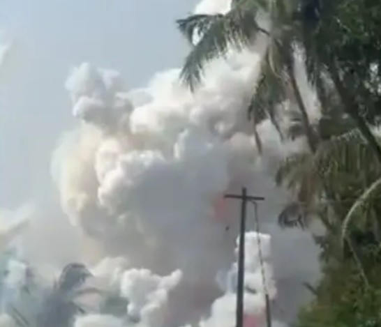 സ്ഫോടനത്തിൽ മരണ സംഖ്യ ഉയരുന്നു, ചിന്നിച്ചിതറി ശരീരഭാഗങ്ങൾ, വെല്ലുവിളിയായി പുകപടലം : നിരവധി പേർക്ക് പരിക്ക്