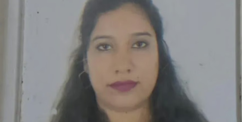 ഫ്‌ളാറ്റിൽനിന്ന് ദുർഗന്ധം; പോലീസ് എത്തിയപ്പോൾ  കണ്ടത് രക്തത്തില്‍ കുളിച്ച് കിടക്കുന്ന  34കാരിയുടെ നഗ്നമൃതദേഹം ; മുറിക്കുള്ളിൽ കീറിപ്പറിഞ്ഞ കടലാസുകൾ; 3മുറി പൂട്ടിയിട്ട നിലയില്‍, ദുരൂഹത