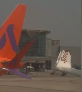 ന്യൂഡൽഹി വിമാനത്താവളത്തിൽ വിമാനങ്ങളുടെ ചിറകുകൾ കൂട്ടിയിടിച്ചു..