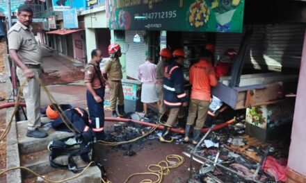 എടത്വയില്‍ പൂക്കടയ്ക്ക് തീ പിടിച്ചു. കട പൂര്‍ണ്ണമായും കത്തി നശിച്ചു. 5 ലക്ഷം രൂപയുടെ നഷ്ടം