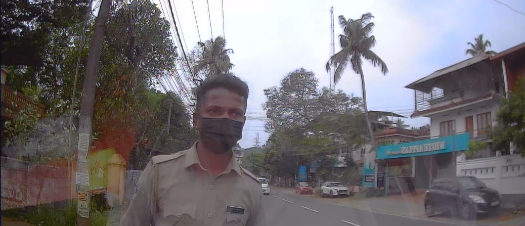 നീരീക്ഷിച്ചും തടഞ്ഞും ജനാധിപത്യ ഉത്സവത്തിലെ വഴിയോരക്കാഴ്ച്ചകള്‍