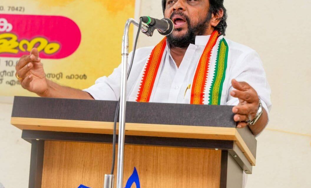 ഐഎന്‍ടിയുസി നേതാവിന്റെ ചിന്തോദീപകമായ രാഷ്ട്രീയ പരിഹാസ ഫേസ് ബുക്ക് പോസ്റ്റ് ചര്‍ച്ചയാവുന്നു. പുതുപ്പള്ളി മണ്ഡലത്തിലുളള അനിയന്‍ മാത്യുവിന്റെ പോസ്റ്റ് മന്ത്രിസ്ഥാനം നഷ്ടമായപ്പോള്‍ വിലപിച്ച യുവനേതാവിന്റെ ശീലങ്ങളെക്കുറിച്ചാണെന്നാണ് സോഷ്യല്‍ മീഡിയ പക്ഷം