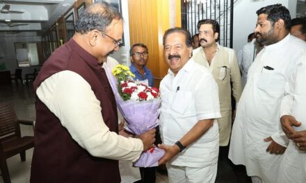 മുഖ്യമന്ത്രിതീരുമാനത്തിനായി വടംവലി മുറുകുന്നു, എംഎൽഎമാരുടെ ഭൂരിപക്ഷം ഉറപ്പിക്കാൻ മൂവരും , തഴഞ്ഞാൽ മാറിനിൽക്കാൻ സതീശൻ , രമേശിനായി ഇതര രാഷ്ട്രീയ ലോബിയും?