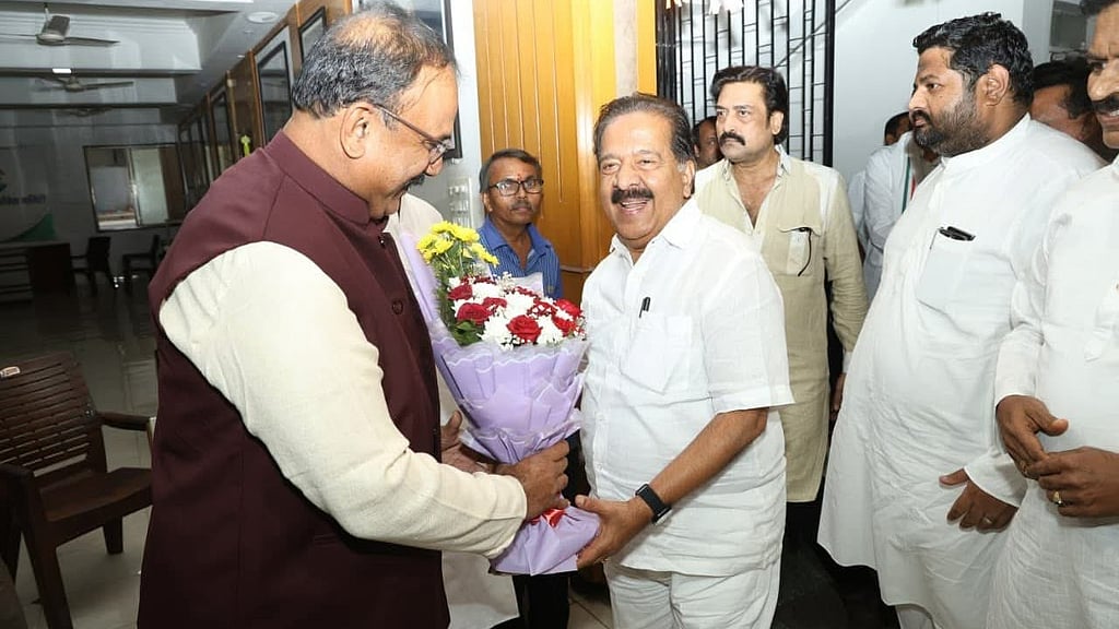 മുഖ്യമന്ത്രിതീരുമാനത്തിനായി വടംവലി മുറുകുന്നു, എംഎൽഎമാരുടെ ഭൂരിപക്ഷം ഉറപ്പിക്കാൻ മൂവരും , തഴഞ്ഞാൽ മാറിനിൽക്കാൻ സതീശൻ , രമേശിനായി ഇതര രാഷ്ട്രീയ ലോബിയും?