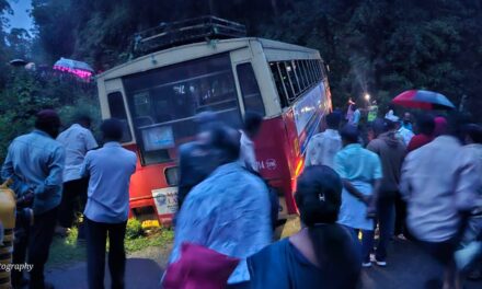 കെഎസ്ആർടിസി ടൂറിസം ബജറ്റ് ബസ് മൂന്നാറിന് സമീപം താഴ്ന്നു ; ഡ്രൈവറുടെ അവസരോചിതമായ ഇടപെടൽ വൻ ദുരന്തം ഒഴിവായി.