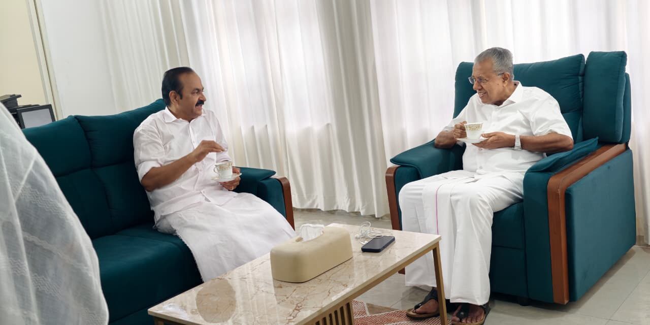 പിണറായി വിജയനെ വസതിയിൽ സന്ദർശിച്ച് വി ഡി സതീശൻ
