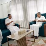പിണറായി വിജയനെ വസതിയിൽ സന്ദർശിച്ച് വി ഡി സതീശൻ