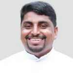 കാറില്‍ സഞ്ചരിച്ച യുവവൈദികൻ കുഴഞ്ഞുവീണു മരിച്ചു