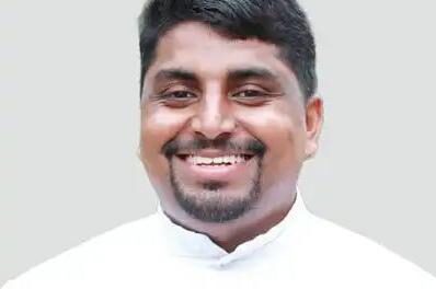 കാറില്‍ സഞ്ചരിച്ച യുവവൈദികൻ കുഴഞ്ഞുവീണു മരിച്ചു