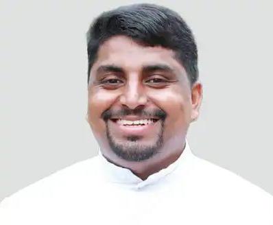 കാറില്‍ സഞ്ചരിച്ച യുവവൈദികൻ കുഴഞ്ഞുവീണു മരിച്ചു