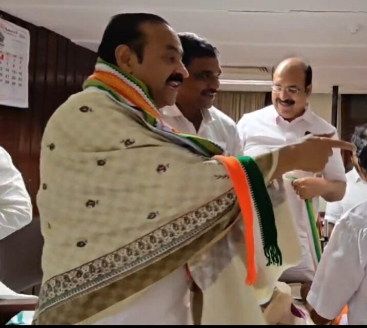 സതീശനെ കരഘോഷത്തോടെ സ്വീകരിച്ചു കോൺഗ്രസ് നിയമസഭാ കക്ഷി യോഗം