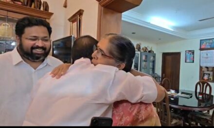 ഓർമകളുടെ കണ്ണീർ തുടച്ച് കാർത്തികേയൻ്റെ വസതിയിൽ വി.ഡി സതീശൻ